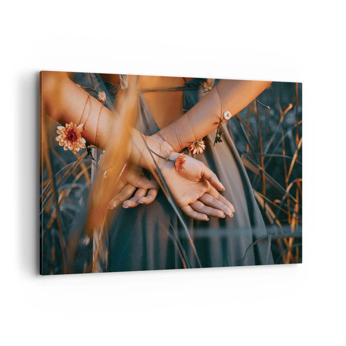 Bild auf Leinwand - Leinwandbild - Sinnliche Hände mit Blumen in einer natürlichen Umgebung - 120x80cm - Verbunden mit der Natur - Moderne Wanddekoration für Wohnzimmer und Schlafzimmer ARTTOR