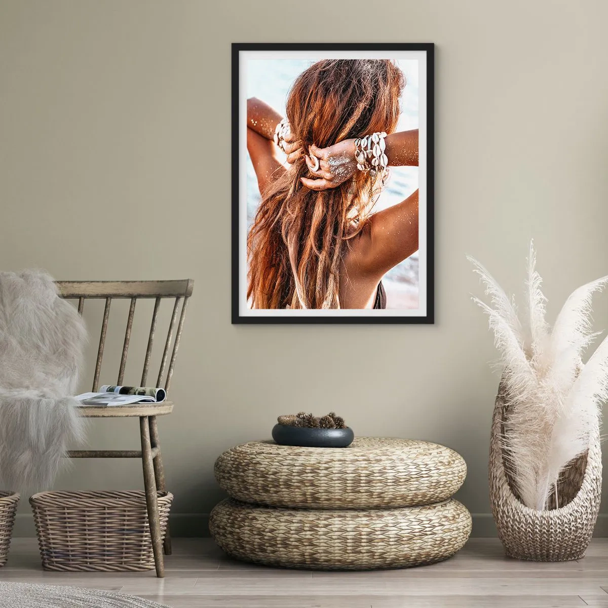 Poster in einem schwarzem Rahmen - Eine Frau mit langen, mit Muscheln geschmückten Haaren am Meer - 50x70cm - Eine Schwester von Wasser und Sonne - Moderne Wanddekoration für Wohnzimmer und Schlafzimmer ARTTOR
