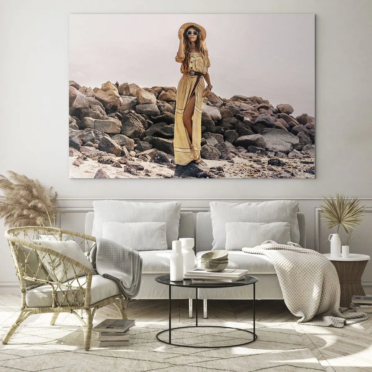 Glasbild - Bild auf glas - Eine Frau in einem Kleid im Boho-Stil vor einer felsigen Küste - 70x50cm - Die Magie der Steine - Moderne Wanddekoration für Wohnzimmer und Schlafzimmer ARTTOR