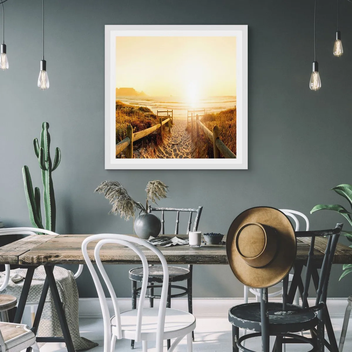 Poster in einem weißen Rahmen - Über die Düne, der Sonne entgegen - 60x60 cm