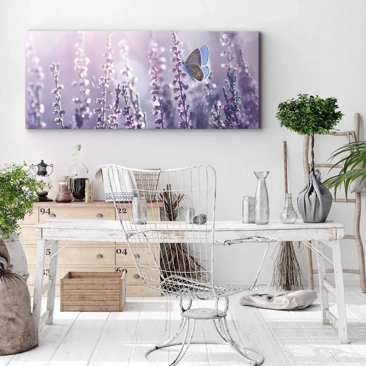 Bild auf Leinwand - Leinwandbild - Ein Schmetterling auf blühendem Lavendel im Morgenlicht - 160x50cm - Schmetterlingskuss - Moderne Wanddekoration für Wohnzimmer und Schlafzimmer ARTTOR