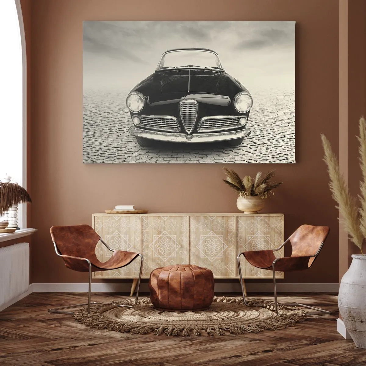 Bild auf Leinwand - Leinwandbild - Ein Oldtimer auf einem Kopfsteinpflasterplatz im monochromen Stil - 70x50cm - Man muss mich einfach lieben - Moderne Wanddekoration für Wohnzimmer und Schlafzimmer ARTTOR