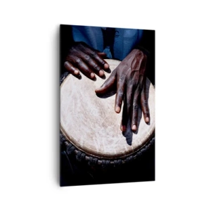 Bild auf Leinwand - Leinwandbild - Hände spielen eine Djembe-Trommel in einer dynamischen Komposition - 80x120cm - Lebe in deinem eigenen Rhythmus - Moderne Wanddekoration für Wohnzimmer und Schlafzimmer ARTTOR