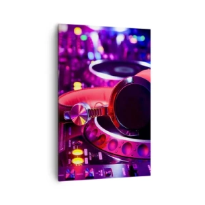 Bild auf Leinwand - Leinwandbild - DJ-Kopfhörer auf einer Konsole mit Neonbeleuchtung - 80x120cm - Bevor der Spaß beginnt - Moderne Wanddekoration für Wohnzimmer und Schlafzimmer ARTTOR