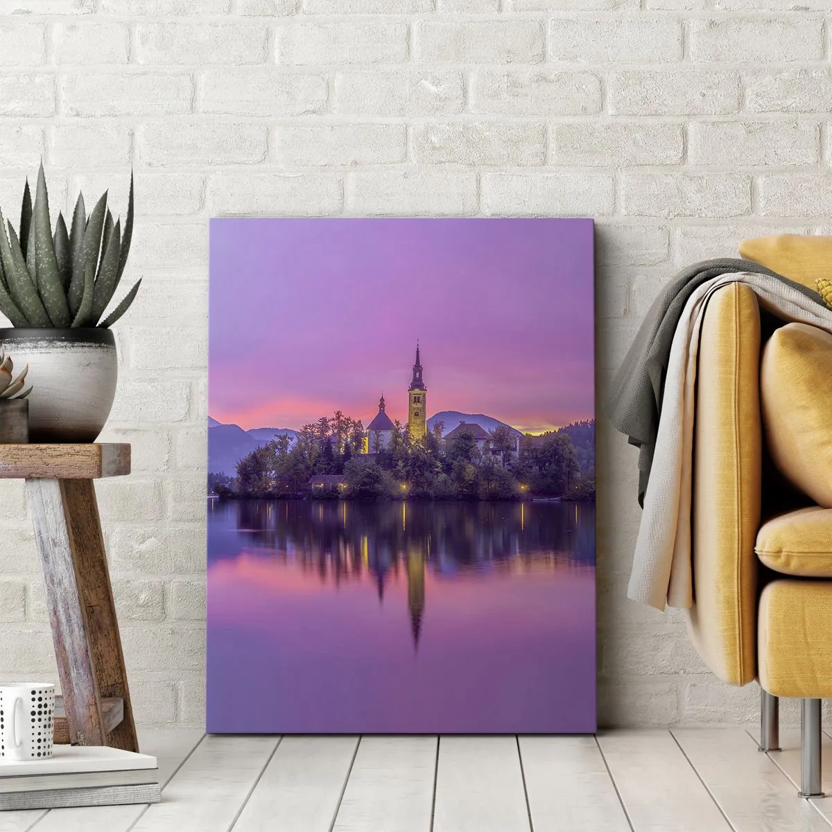Bild auf Leinwand - Leinwandbild - See mit einer Insel und einer Kirche bei Sonnenuntergang - 70x100cm - Eine märchenhafte Insel in der Abenddämmerung - Moderne Wanddekoration für Wohnzimmer und Schlafzimmer ARTTOR