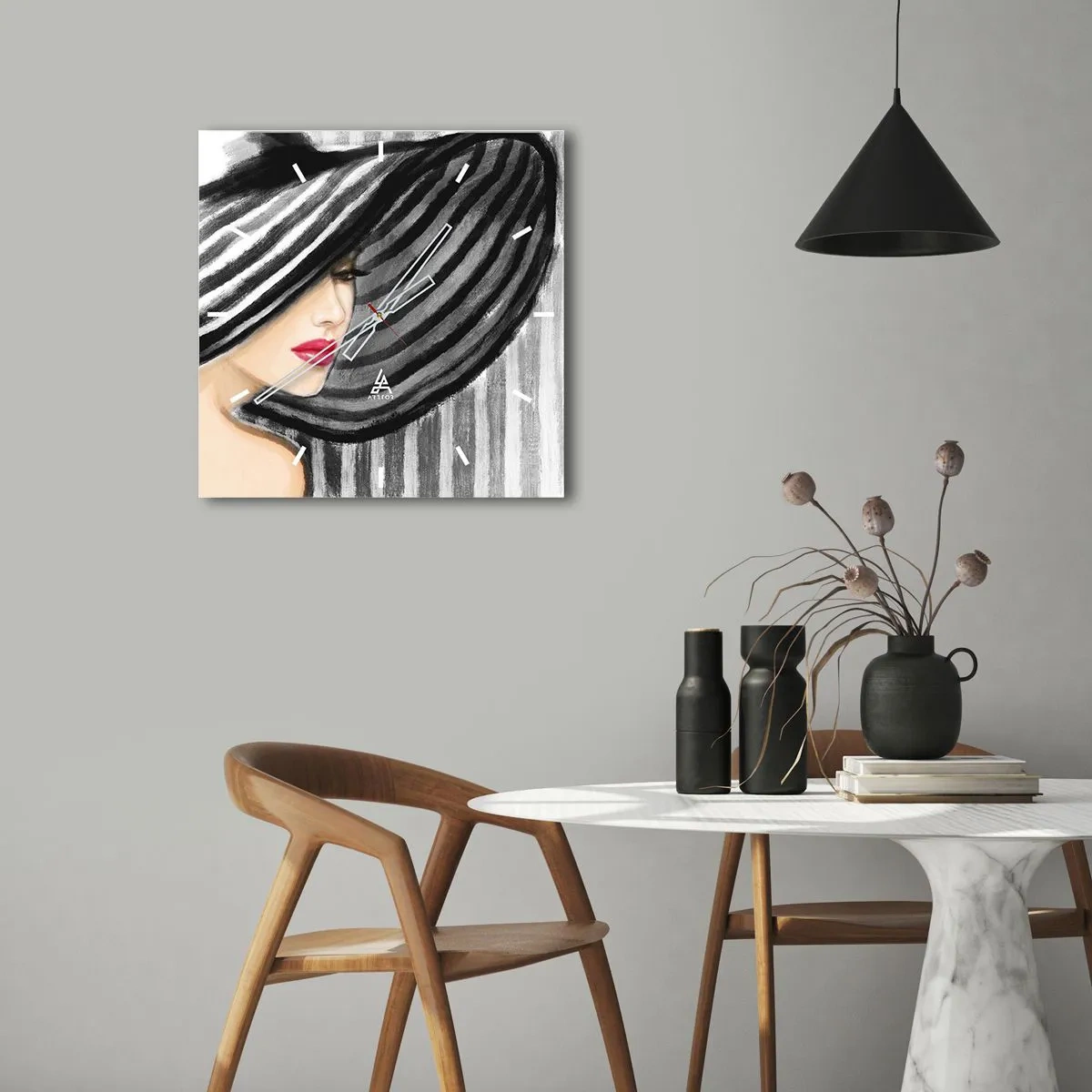 Wanduhr - Glasuhr - Frau trägt einen schwarz-weißen Hut mit rotem Akzent - 30x30cm - Wo soll ich dich finden? - Moderne Wanddekoration für Wohnzimmer und Schlafzimmer ARTTOR