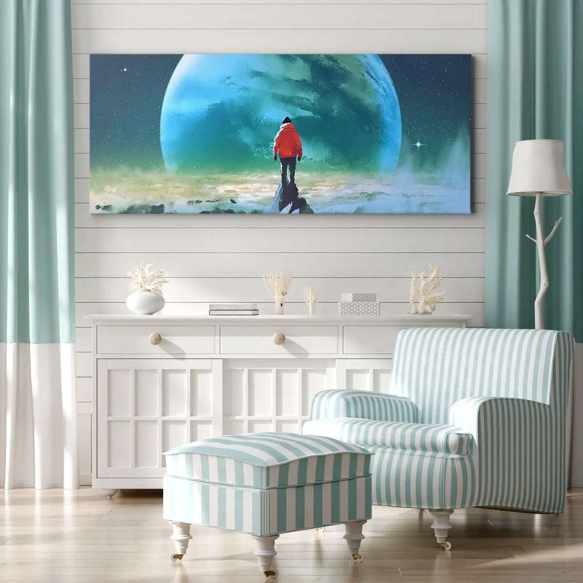 Bild auf Leinwand - Leinwandbild - Ein Mann in einer roten Jacke steht vor einem großen Planeten mit Sternen im Hintergrund. - 160x50cm - Entdecker des neuen Landes - Moderne Wanddekoration für Wohnzimmer und Schlafzimmer ARTTOR