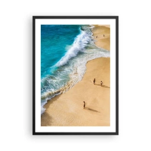 Poster in einem schwarzem Rahmen - Ein goldener Strand mit türkisfarbenen Wellen und herumlaufenden Menschen - 50x70cm - Und dann die Sonne, der Strand… - Moderne Wanddekoration für Wohnzimmer und Schlafzimmer ARTTOR