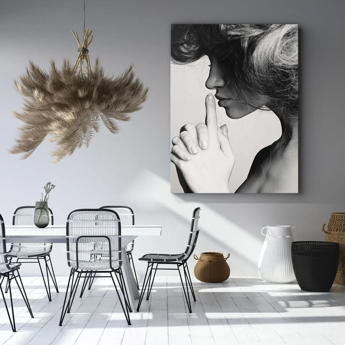 Bild auf Leinwand - Leinwandbild - Schwarz-weißes Profil einer Frau, die Stille gestikuliert - 50x70cm - Auf sich selbst hören - Moderne Wanddekoration für Wohnzimmer und Schlafzimmer ARTTOR