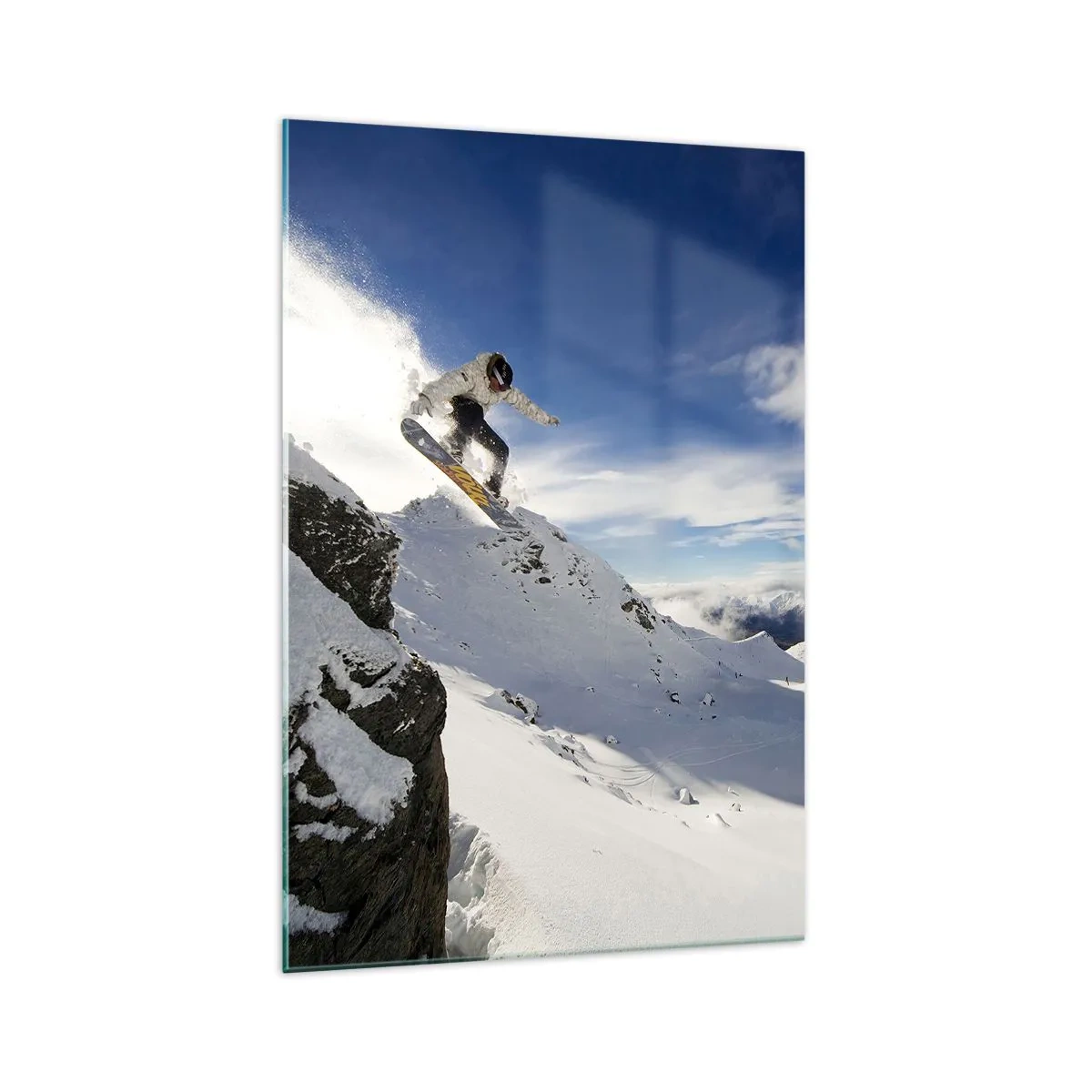 Glasbild - Bild auf glas - Ein Snowboarder springt von einer Klippe mit schneebedeckten Bergen im Hintergrund. - 70x100cm - Freiheit ohne Grenzen - Moderne Wanddekoration für Wohnzimmer und Schlafzimmer ARTTOR