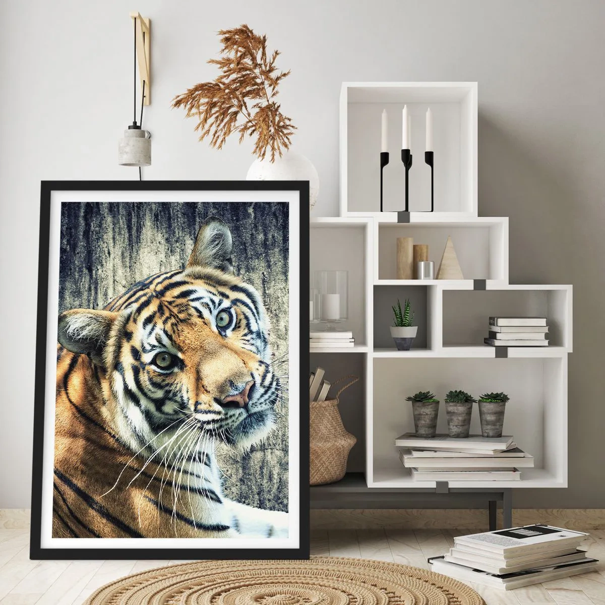 Poster in einem schwarzem Rahmen - Nahaufnahme eines Tigers vor einer natürlichen Wand - 50x70cm - Portrait in Lichtstrahlen - Moderne Wanddekoration für Wohnzimmer und Schlafzimmer ARTTOR