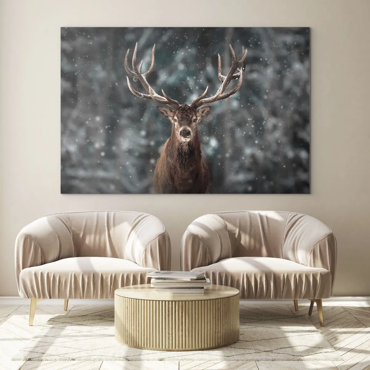 Glasbild - Bild auf glas - Ein stolzer Hirsch in einem Winterwald inmitten fallenden Schnees - 70x50cm - Gekrönter König des Waldes - Moderne Wanddekoration für Wohnzimmer und Schlafzimmer ARTTOR