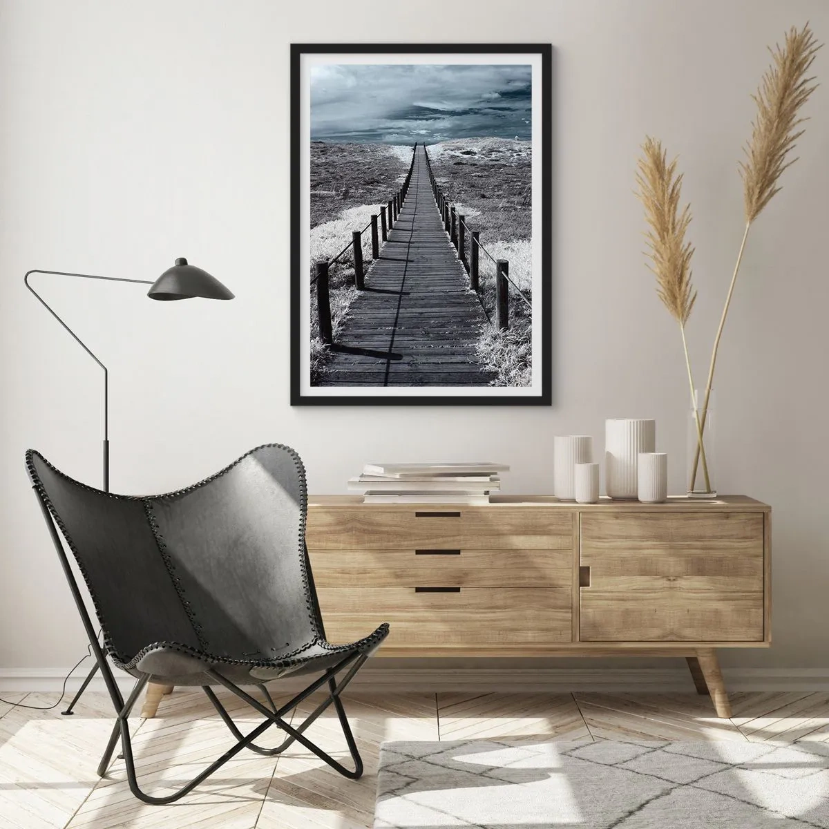 Poster in einem schwarzem Rahmen - Ein Holzweg ins Ungewisse - 50x70cm - Direkt ans Ufer - Moderne Wanddekoration für Wohnzimmer und Schlafzimmer ARTTOR