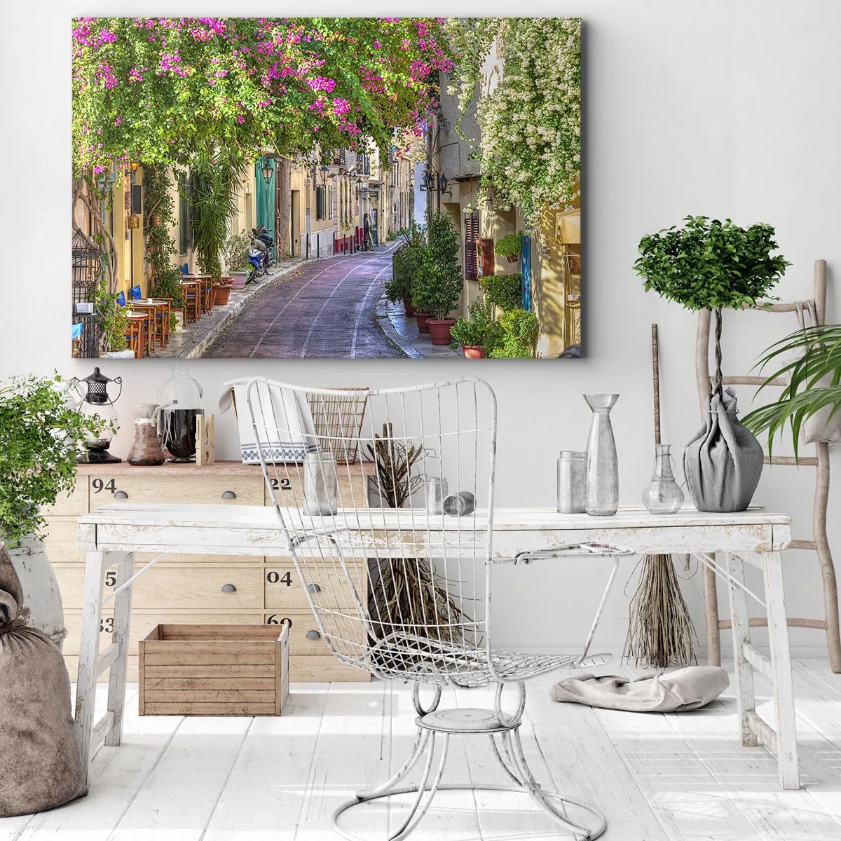 Bild auf Leinwand - Leinwandbild - Eine charmante Straße mit blühenden Weinreben und Cafétischen - 120x80cm - Blühende Gasse - Moderne Wanddekoration für Wohnzimmer und Schlafzimmer ARTTOR