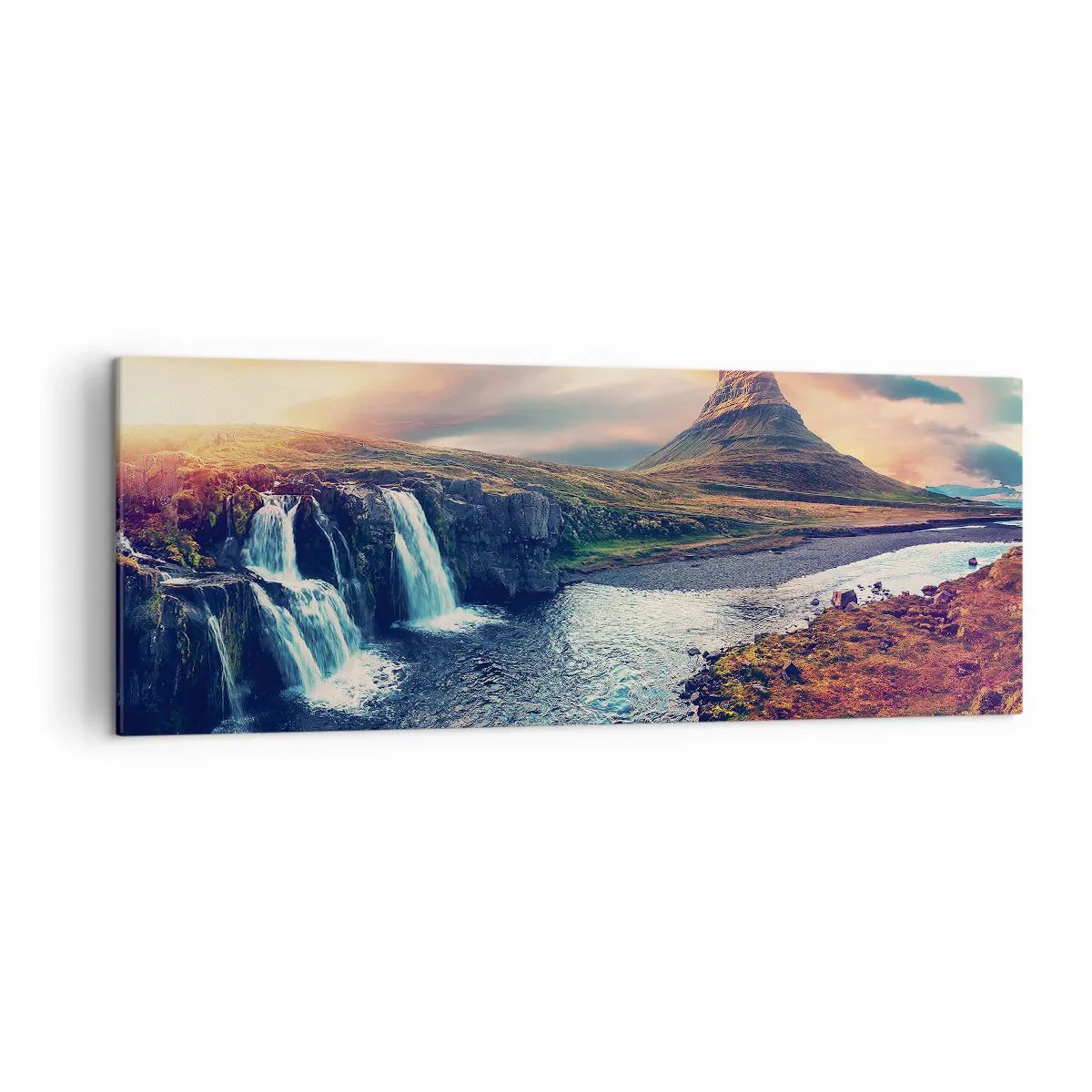 Bild auf Leinwand - Leinwandbild - Blick auf den Wasserfall und die Berge im Licht der untergehenden Sonne - 140x50cm - In der Majestät der Natur - Moderne Wanddekoration für Wohnzimmer und Schlafzimmer ARTTOR