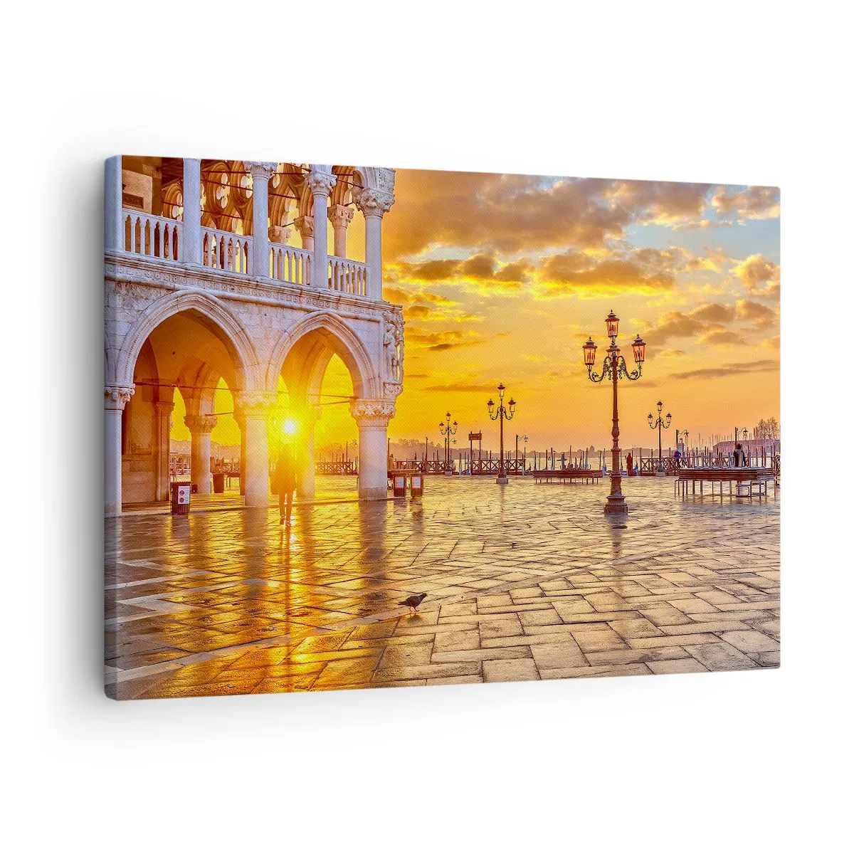 Bild auf Leinwand - Leinwandbild - Goldener Sonnenuntergang auf dem Stadtplatz mit Arkaden und Lampen - 70x50cm - Wo sind alle? - Moderne Wanddekoration für Wohnzimmer und Schlafzimmer ARTTOR