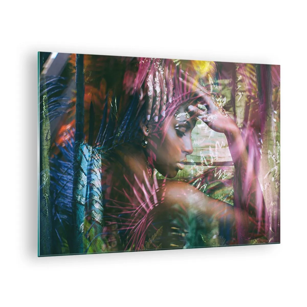 Glasbild - Bild auf glas - Ein Frauenporträt zwischen tropischen Blättern und Lichtreflexen. - 70x50cm - Mutter Natur im Dschungel - Moderne Wanddekoration für Wohnzimmer und Schlafzimmer ARTTOR