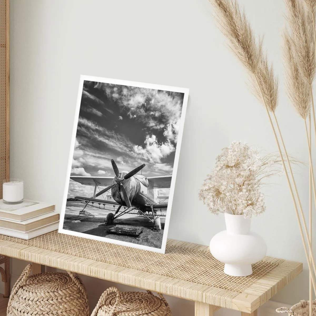 Poster - Schwarz-Weiß-Foto eines Retro-Flugzeugs gegen den Himmel - 50x70cm - Ich kann es kaum erwarten! - Moderne Wanddekoration für Wohnzimmer und Schlafzimmer ARTTOR