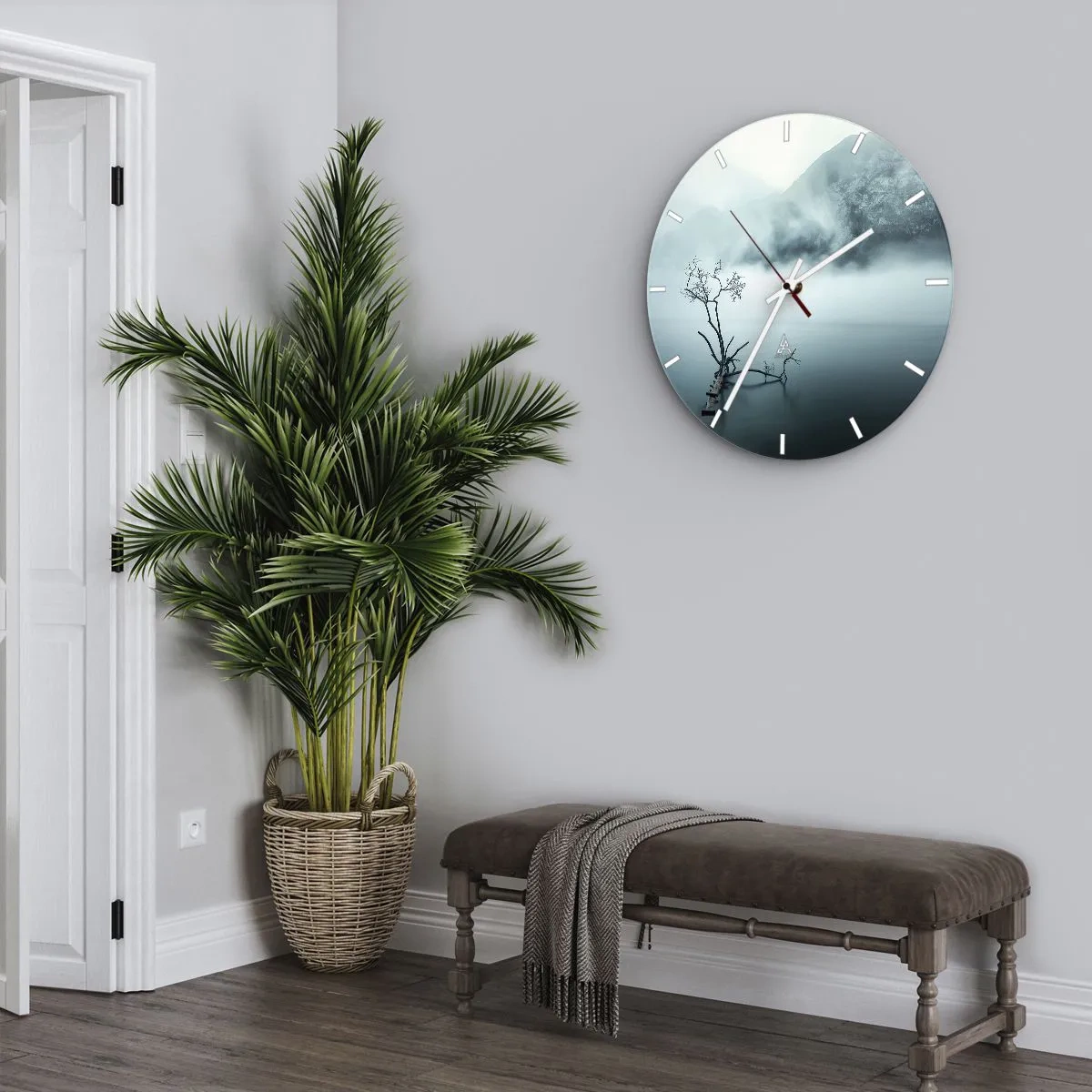 Wanduhr - Glasuhr - Ein Baum auf einer überfluteten Fußgängerbrücke inmitten von Nebel und Bergen - 30x30cm - Aus Wasser und Nebel - Moderne Wanddekoration für Wohnzimmer, Küche und Schlafzimmer ARTTOR