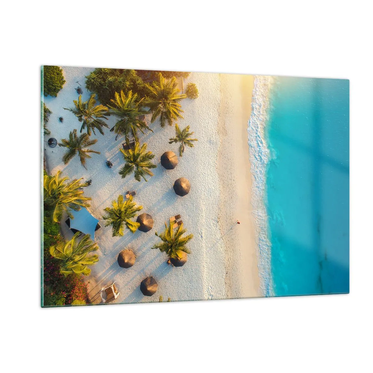 Glasbild - Bild auf glas - Luftaufnahme eines tropischen Strandes mit Palmen und Sonnenschirmen - 120x80cm - Willkommen im Paradies - Moderne Wanddekoration für Wohnzimmer und Schlafzimmer ARTTOR