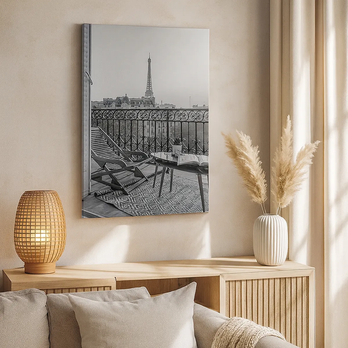 Bild auf Leinwand - Leinwandbild - Blick auf den Eiffelturm vom Balkon mit Liegestühlen und Tisch - 50x70cm - Pariser Nachmittag - Moderne Wanddekoration für Wohnzimmer und Schlafzimmer ARTTOR