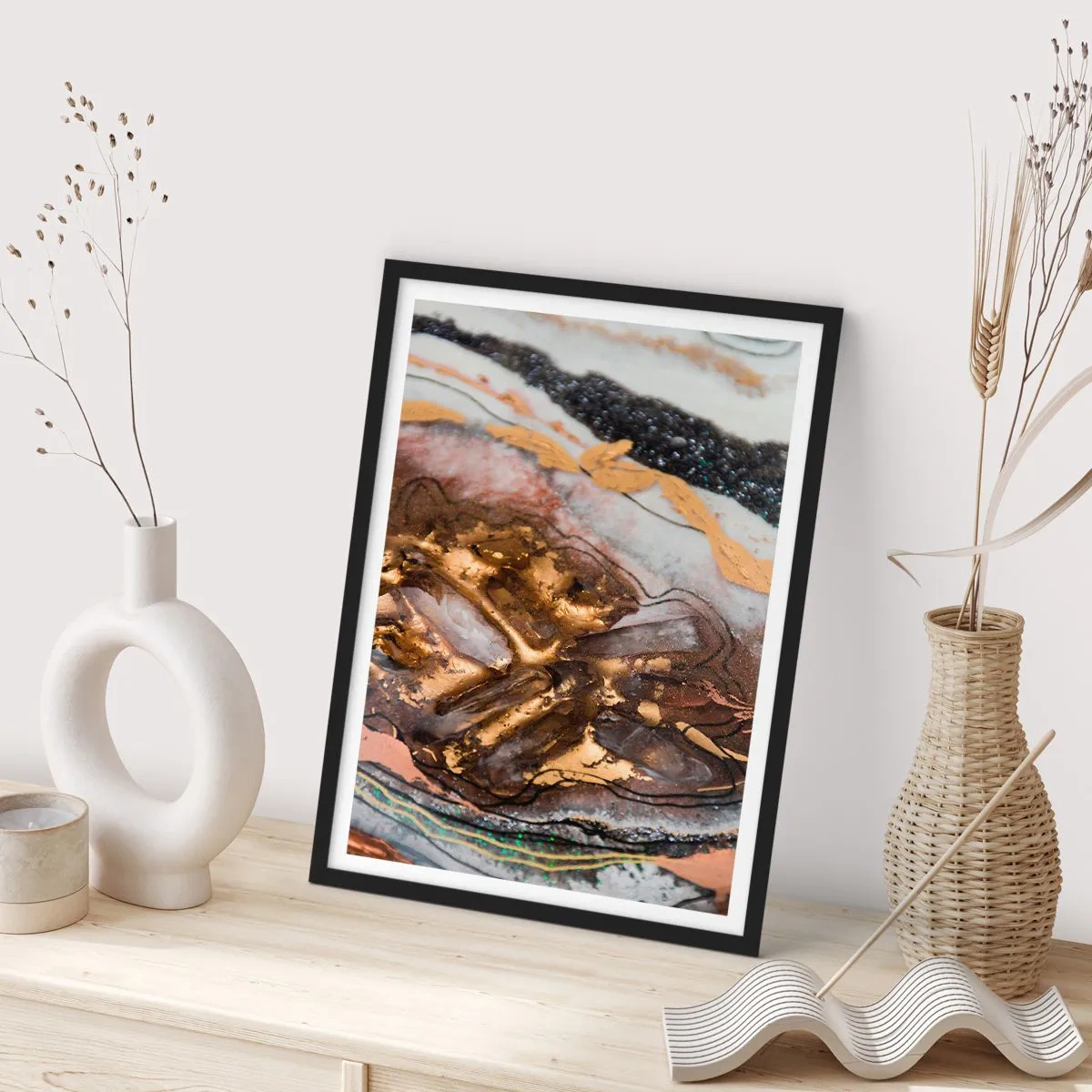 Poster in einem schwarzem Rahmen - Ein abstraktes Muster in Gold-, Schwarz- und Weißtönen, inspiriert von der Natur. - 50x70cm - Das Element der Erde - Moderne Wanddekoration für Wohnzimmer und Schlafzimmer ARTTOR