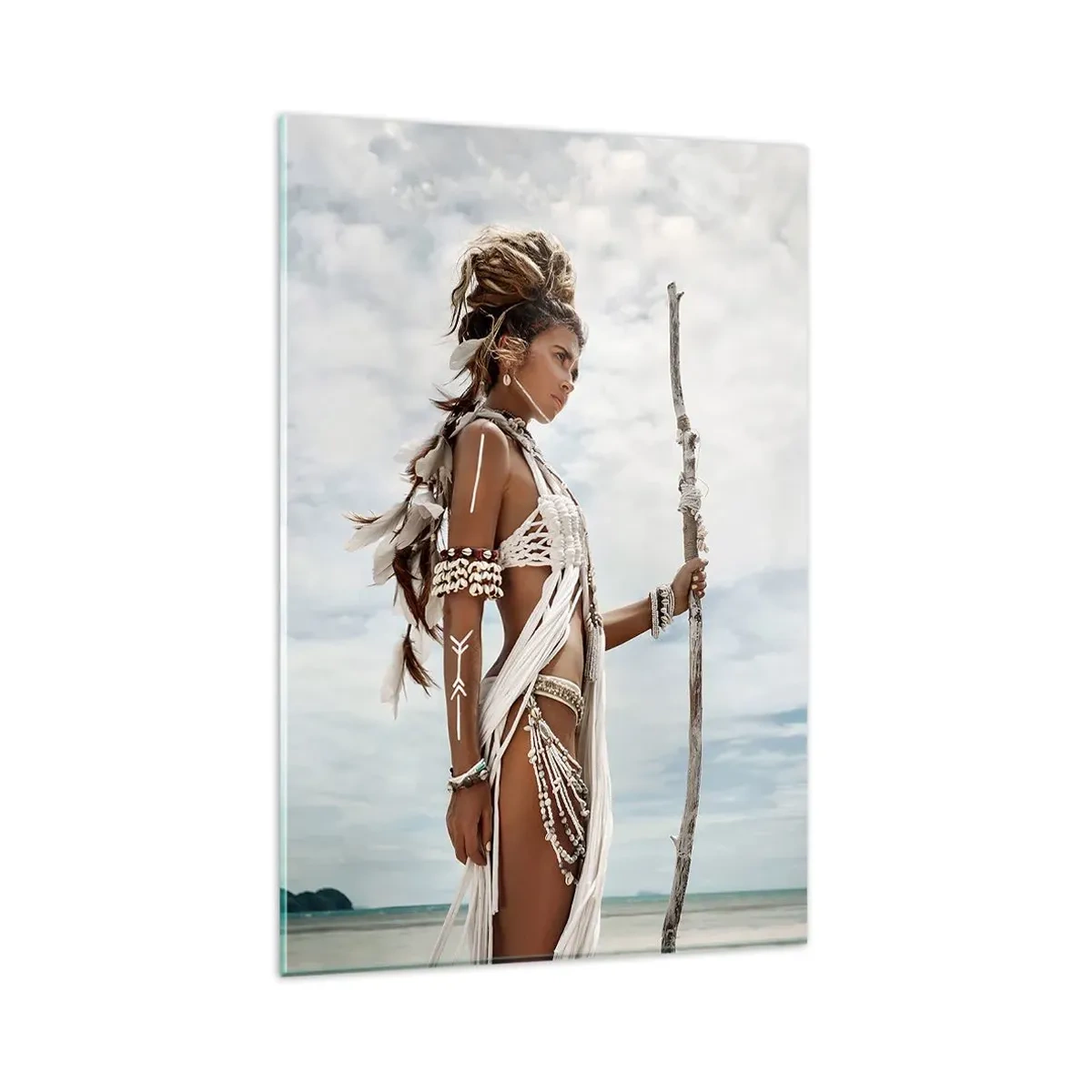 Glasbild - Bild auf glas - Stilisierte Frau am Strand mit ethnischen Ornamenten und einem Stock - 80x120cm - Königin der Tropen - Moderne Wanddekoration für Wohnzimmer und Schlafzimmer ARTTOR