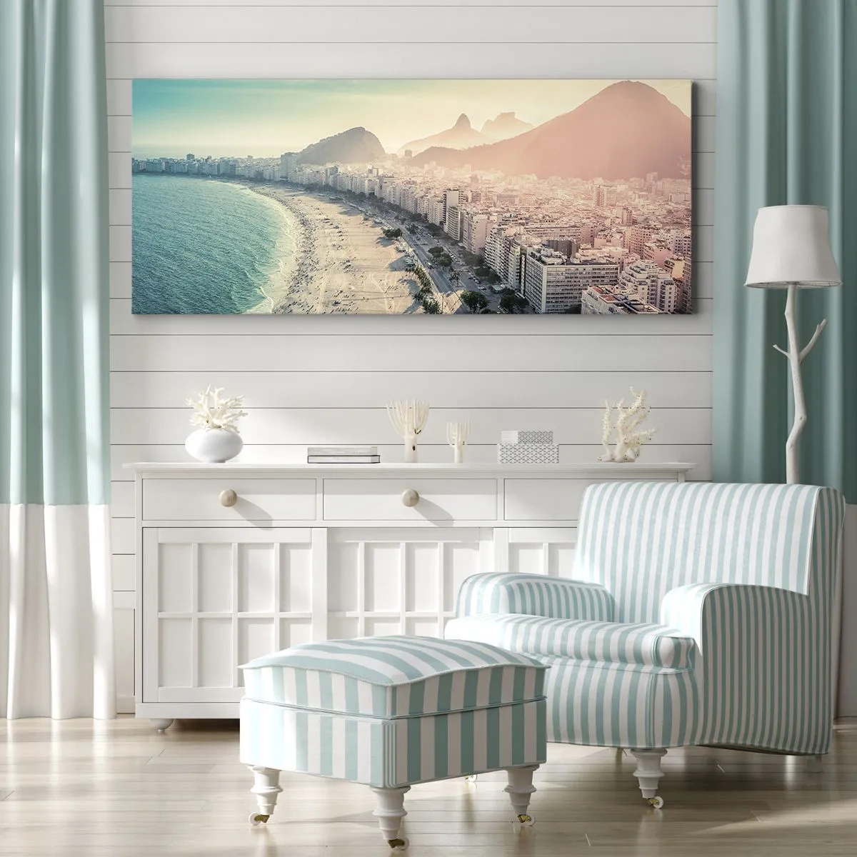 Bild auf Leinwand - Leinwandbild - Panorama des Copacabana-Strandes mit Bergen im Hintergrund in Rio de Janeiro - 120x50cm - Ewiger Urlaub in Rio - Moderne Wanddekoration für Wohnzimmer und Schlafzimmer ARTTOR