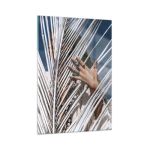Glasbild - Bild auf glas - Mit Ringen geschmückte Frauenhände hinter einer trockenen Palme - 50x70cm - Das Mädchen des Schamanen? - Moderne Wanddekoration für Wohnzimmer und Schlafzimmer ARTTOR