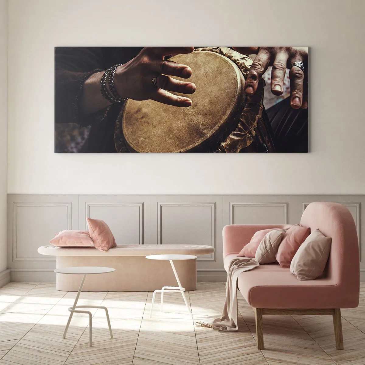 Glasbild - Bild auf glas - Hände spielen eine traditionelle Djembe-Trommel - 120x50cm - Im Rhythmus des Herzens - Moderne Wanddekoration für Wohnzimmer und Schlafzimmer ARTTOR