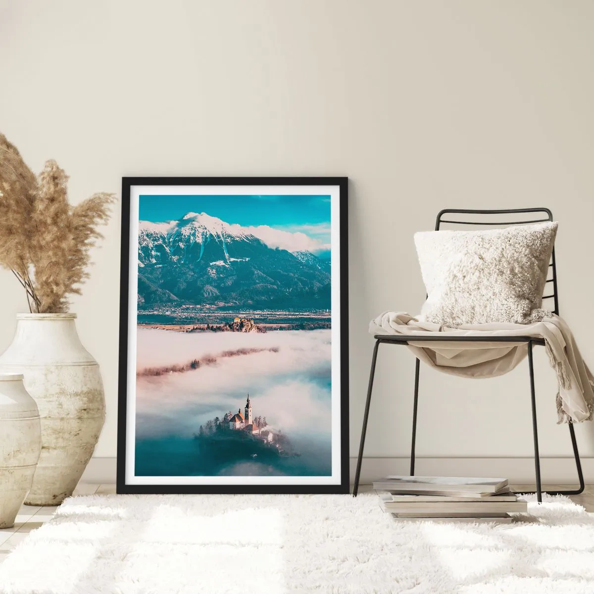 Poster in einem schwarzem Rahmen - Eine Kirche auf einer Insel, umgeben von Nebel vor einer Bergkulisse - 50x70cm - Der Anfang eines Märchens - Moderne Wanddekoration für Wohnzimmer und Schlafzimmer ARTTOR