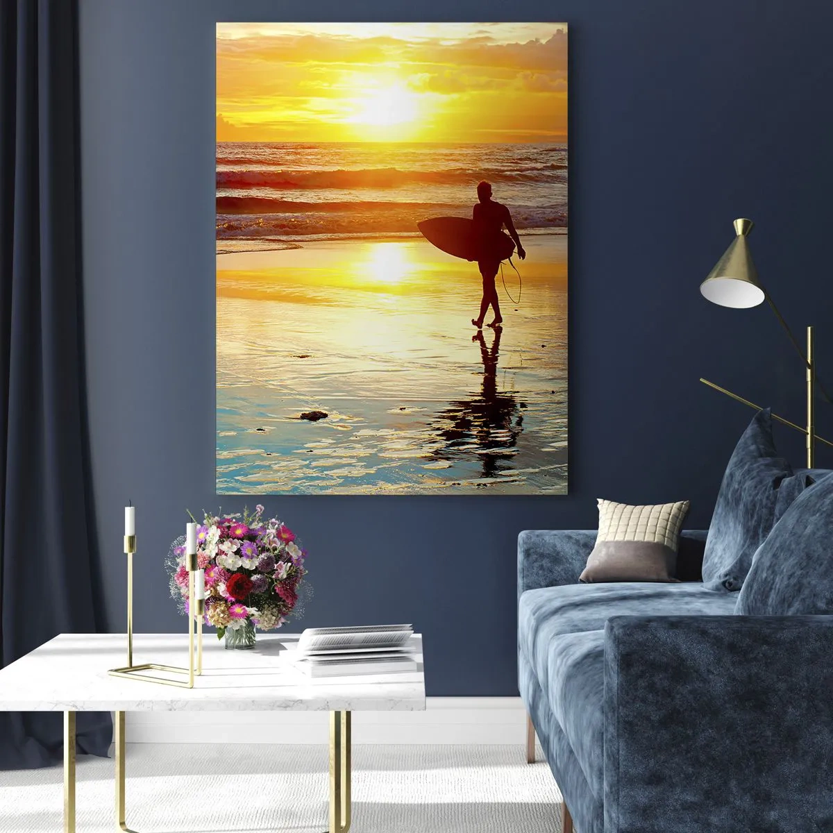 Glasbild - Bild auf glas - Ein Surfer geht bei Sonnenuntergang mit einem Brett in der Hand am Strand spazieren. - 70x100cm - Die Rückkehr des Kriegers - Moderne Wanddekoration für Wohnzimmer und Schlafzimmer ARTTOR