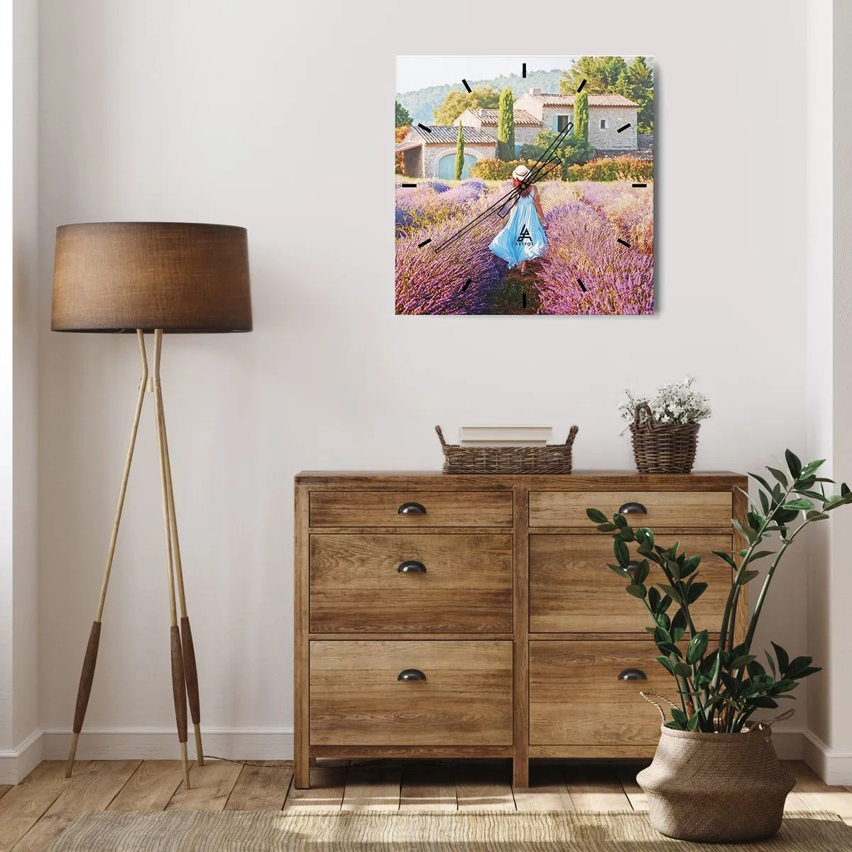 Wanduhr - Glasuhr - Eine Frau in einem blauen Kleid geht durch ein Lavendelfeld mit Blick auf ein Haus. - 30x30cm - Lavendel Mädchen - Moderne Wanddekoration für Wohnzimmer und Schlafzimmer ARTTOR