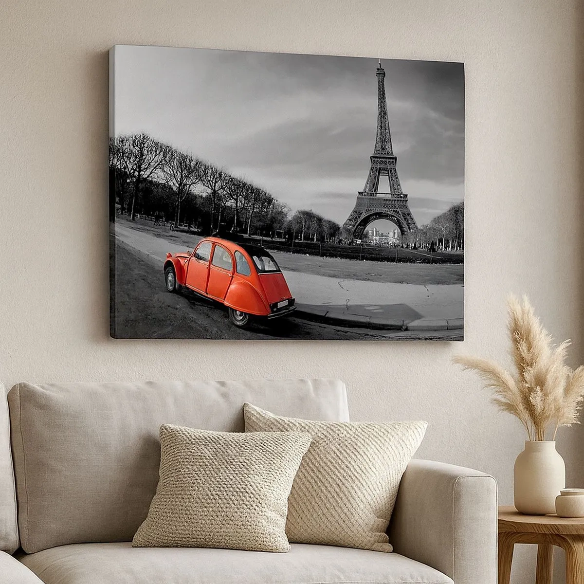Bild auf Leinwand - Leinwandbild - Ein rotes Auto mit dem Eiffelturm im Hintergrund in einer schwarz-weißen Landschaft - 70x50cm - Pariser als Paris selbst - Moderne Wanddekoration für Wohnzimmer und Schlafzimmer ARTTOR