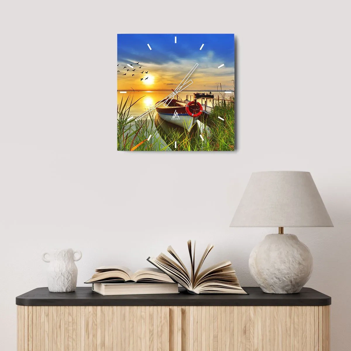 Wanduhr - Glasuhr - Ein Boot am Ufer eines Sees bei Sonnenuntergang - 30x30cm - Die Kormorane fliegen schon weg - Moderne Wanddekoration für Wohnzimmer und Schlafzimmer ARTTOR