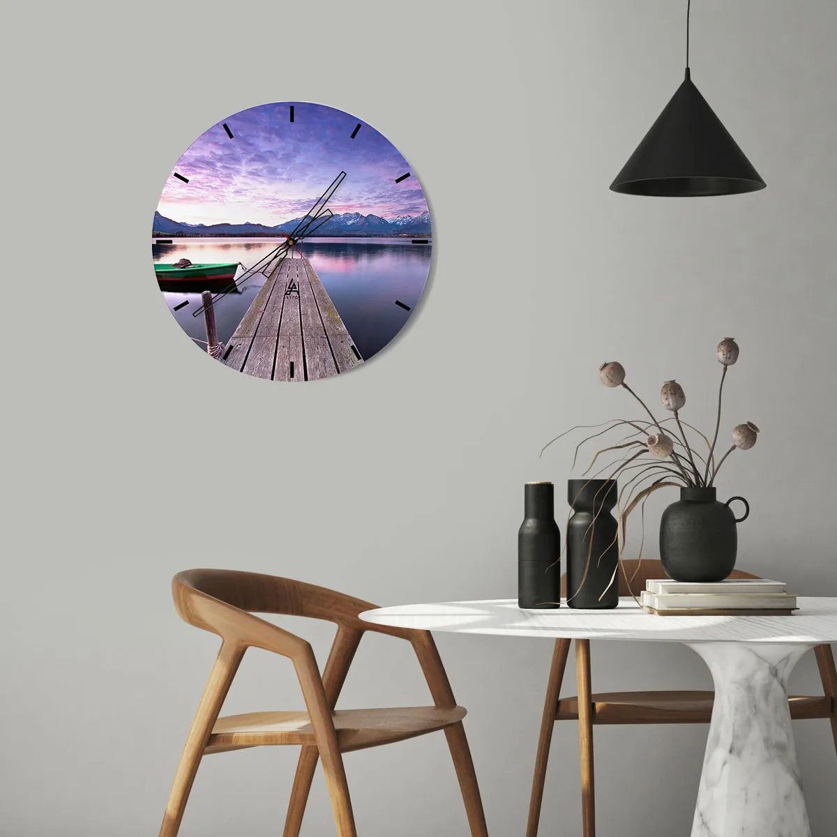 Wanduhr - Glasuhr - Ein Pier an einem See mit einem Boot vor einer Berglandschaft bei Sonnenuntergang - 30x30cm - Freundliche Stille - Moderne Wanddekoration für Wohnzimmer, Küche und Schlafzimmer ARTTOR
