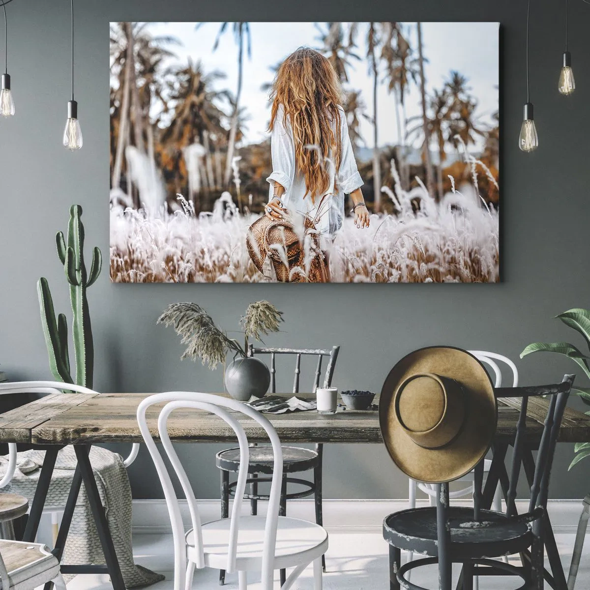 Bild auf Leinwand - Leinwandbild - Eine Frau auf einer Wiese mit Palmen im Hintergrund bei Sonnenuntergang - 120x80cm - Geboren aus Grasflaum - Moderne Wanddekoration für Wohnzimmer und Schlafzimmer ARTTOR