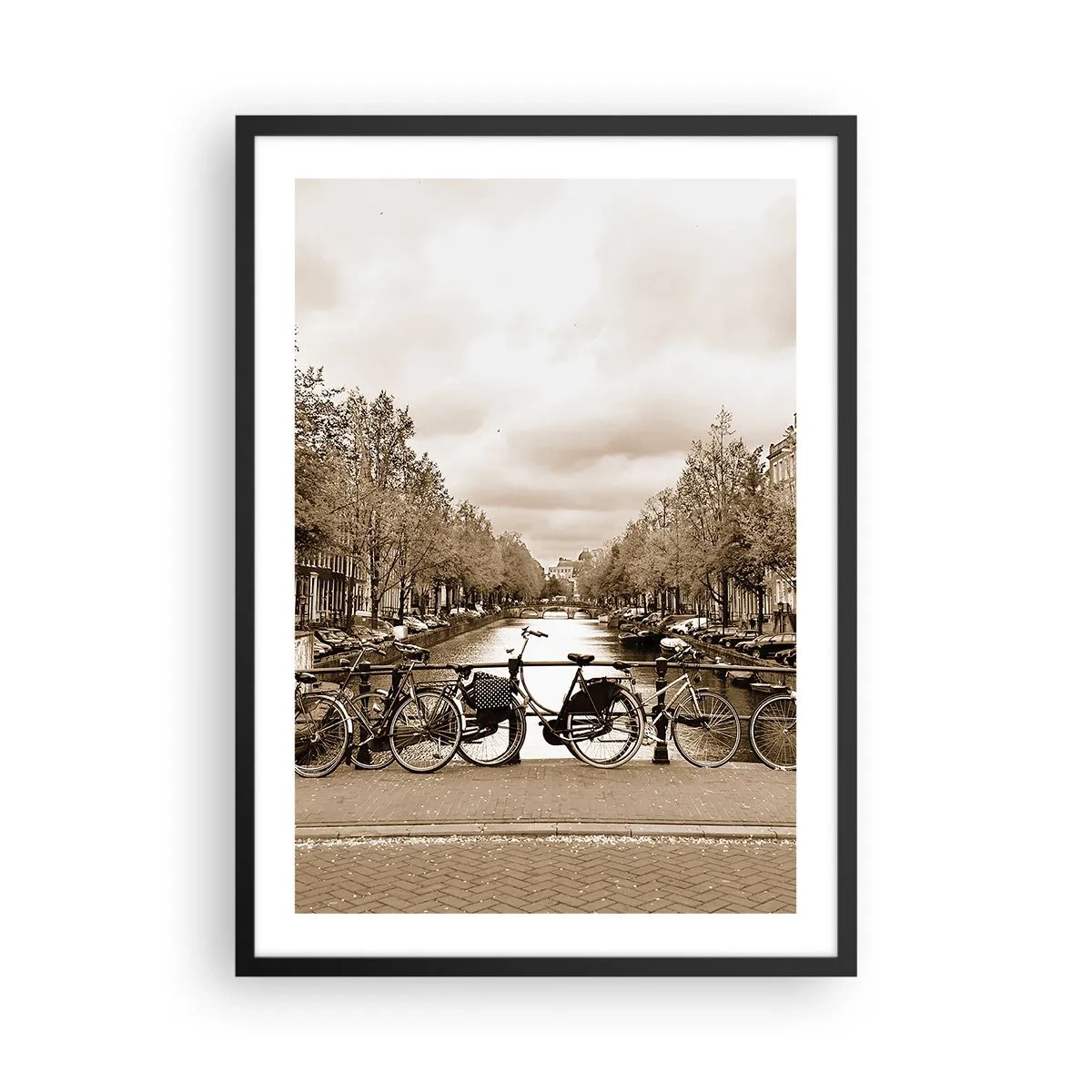 Poster in einem schwarzem Rahmen - Sepiafarbene Fahrräder am Kanal - 50x70cm - Niederländische Atmosphäre - Moderne Wanddekoration für Wohnzimmer und Schlafzimmer ARTTOR