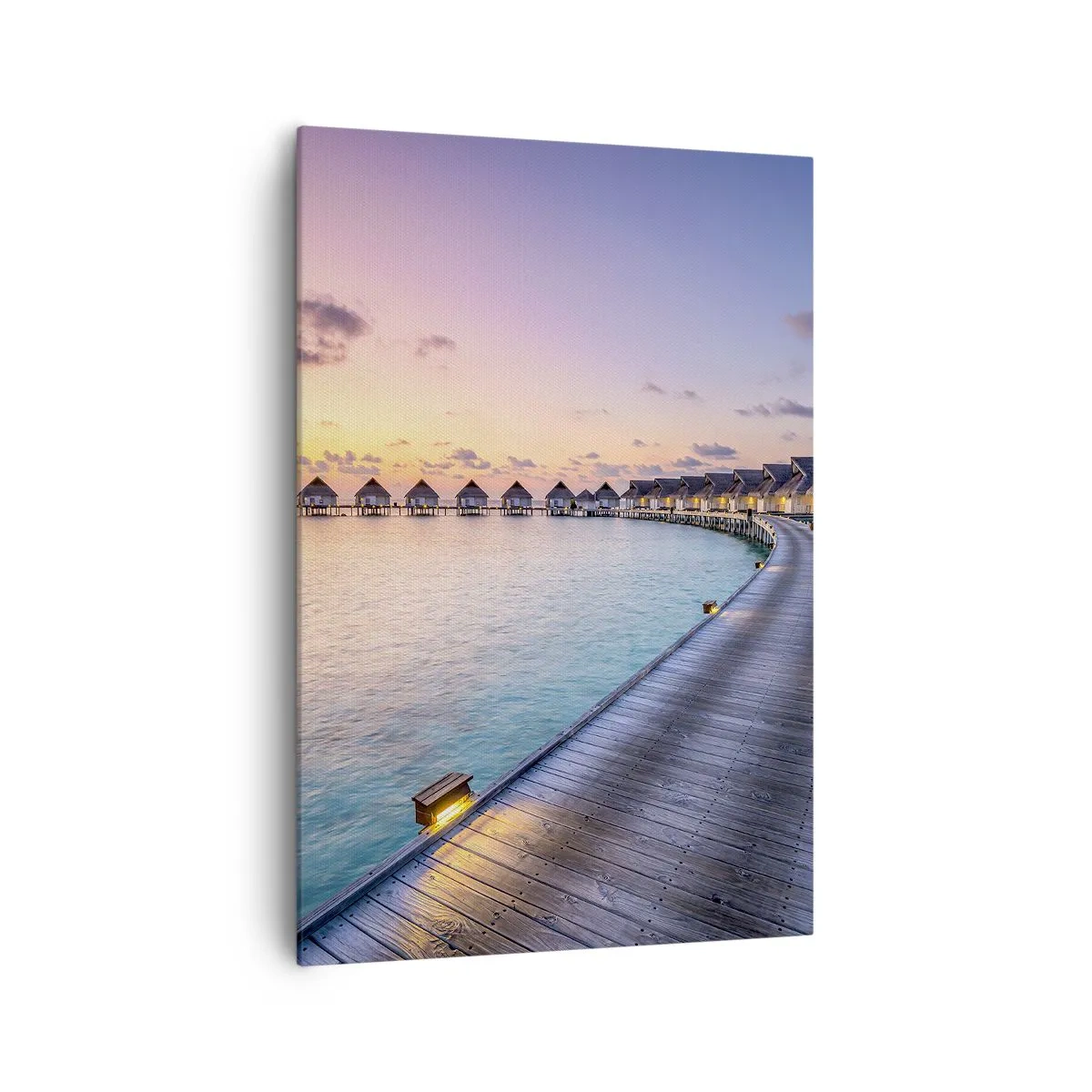 Bild auf Leinwand - Leinwandbild - Der Pier, der bei Sonnenuntergang zu den Cottages am Wasser führt - 70x100cm - Urlaub - zurück zu den Quellen - Moderne Wanddekoration für Wohnzimmer und Schlafzimmer ARTTOR