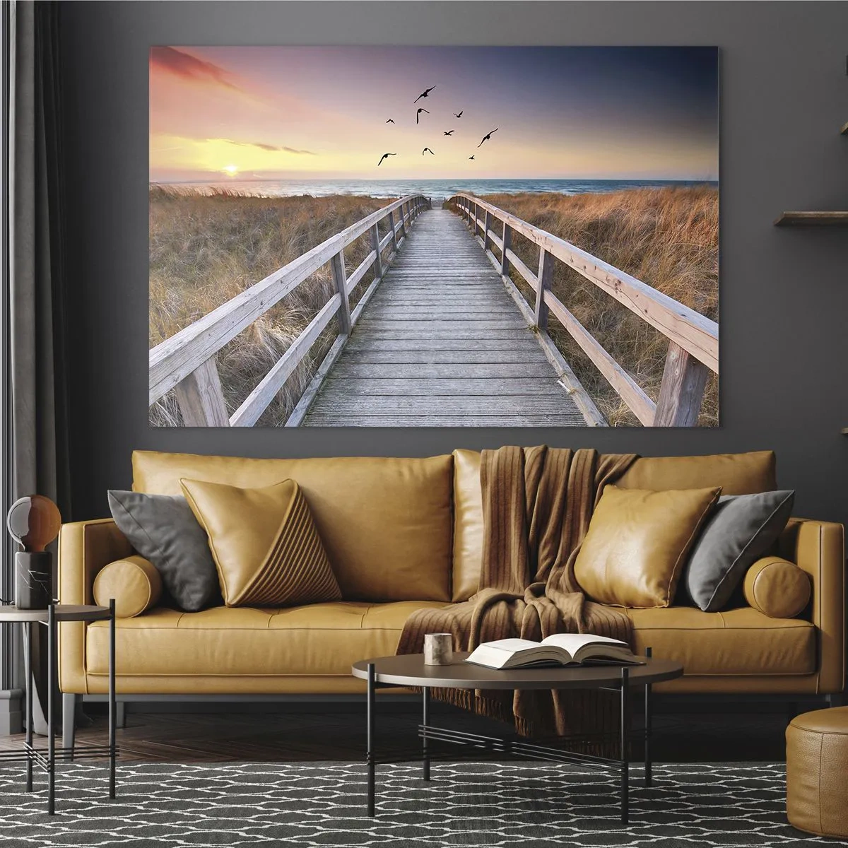 Glasbild - Bild auf glas - Eine hölzerne Fußgängerbrücke über die Dünen, die bei Sonnenuntergang zum Strand führt - 100x70cm - Der Raum für Auffliegen - Moderne Wanddekoration für Wohnzimmer und Schlafzimmer ARTTOR