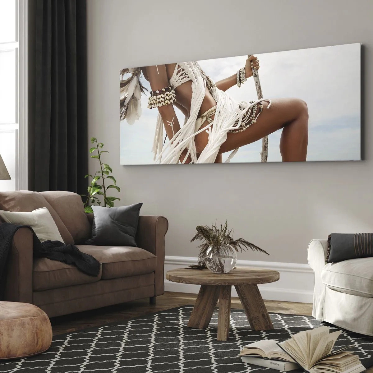 Bild auf Leinwand - Leinwandbild - Eine Frauenfigur mit ethnischen Ornamenten und Kleidung vor dem Hintergrund einer tropischen Landschaft. - 120x50cm - Eine Priesterin der Sonne - Moderne Wanddekoration für Wohnzimmer und Schlafzimmer ARTTOR