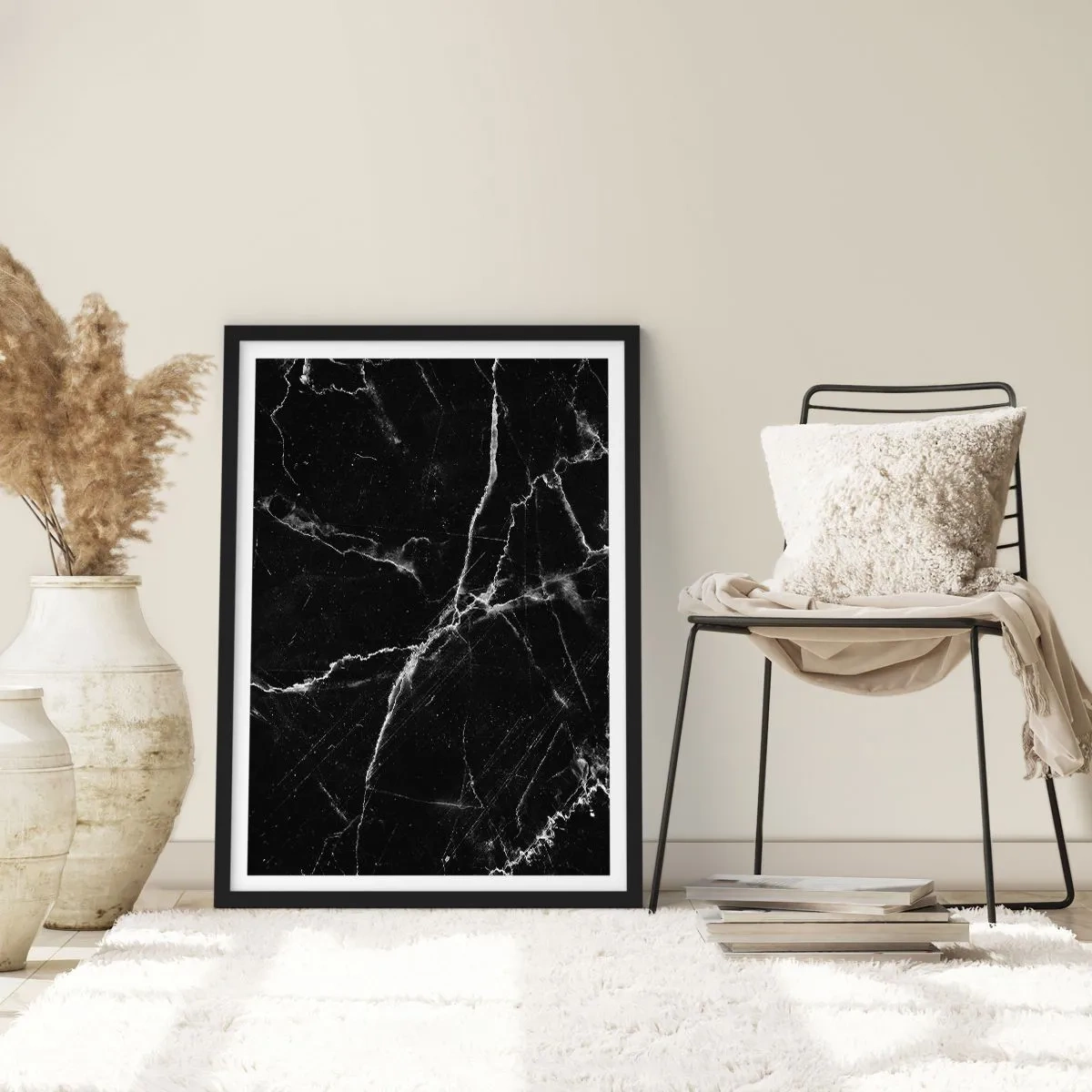 Poster in einem schwarzem Rahmen - Schwarzer Marmorhintergrund mit weißen Rissen - 50x70cm - Geheimleben des Steins - Moderne Wanddekoration für Wohnzimmer und Schlafzimmer ARTTOR