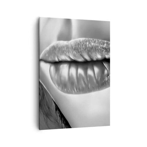 Bild auf Leinwand - Leinwandbild - Schwarz-weiße Nahaufnahme der Lippen einer Frau mit Glanzeffekt und Details. - 50x70cm - Ich weiß, was du denkst… - Moderne Wanddekoration für Wohnzimmer und Schlafzimmer ARTTOR