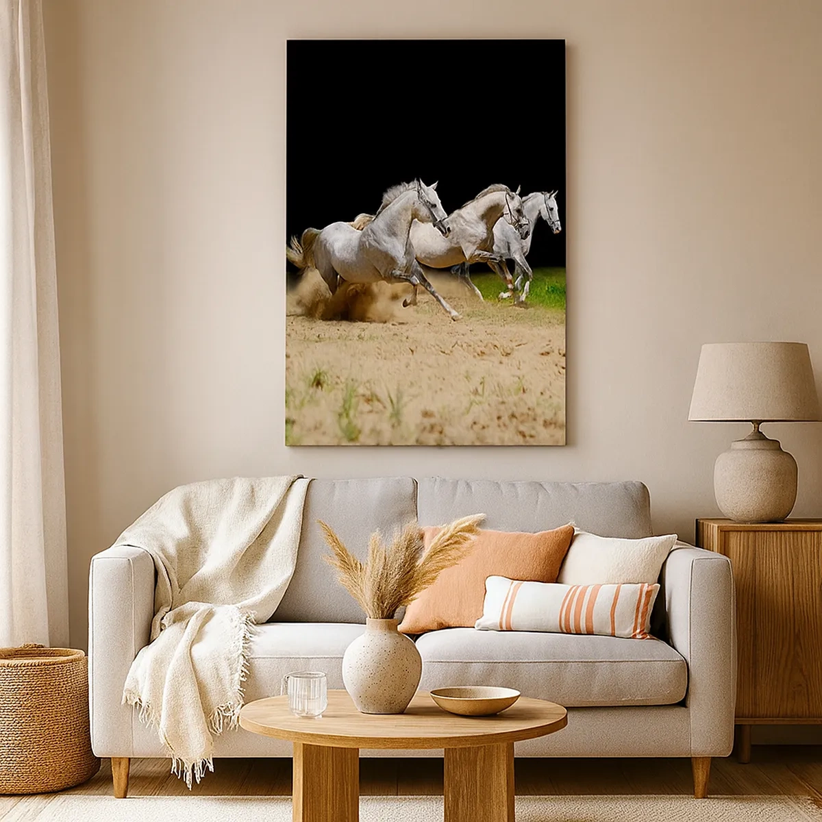 Bild auf Leinwand - Leinwandbild - Drei weiße Pferde galoppieren über Sand und Gras - 50x70cm - Drei Grazien - Moderne Wanddekoration für Wohnzimmer und Schlafzimmer ARTTOR