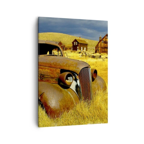 Bild auf Leinwand - Leinwandbild - Ein altes rostiges Auto vor dem Hintergrund verlassener Holzhütten - 50x70cm - Eine wohlverdiente Ruhe - Moderne Wanddekoration für Wohnzimmer und Schlafzimmer ARTTOR