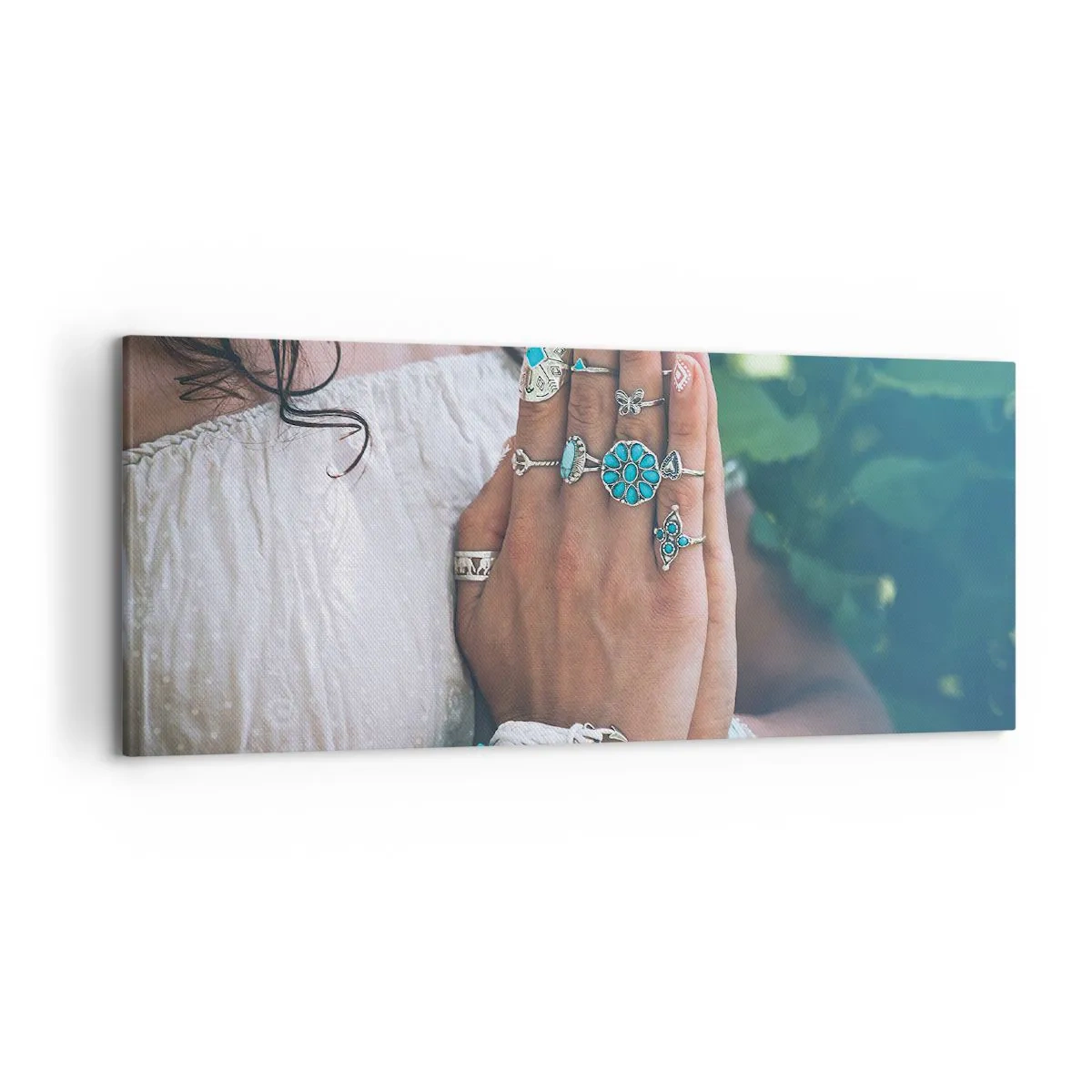 Bild auf Leinwand - Leinwandbild - Mit Boho-Schmuck verzierte Hände - 120x50cm - Willkommen im Zentrum des Seins - Moderne Wanddekoration für Wohnzimmer und Schlafzimmer ARTTOR