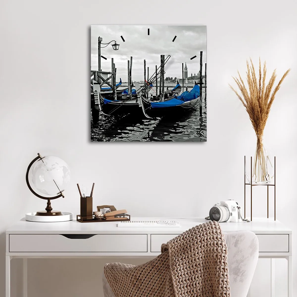Wanduhr - Glasuhr - Gondeln in Venedig mit blauen Abdeckungen - 30x30cm - Nachdenkliches Venedig - Moderne Wanddekoration für Wohnzimmer und Schlafzimmer ARTTOR