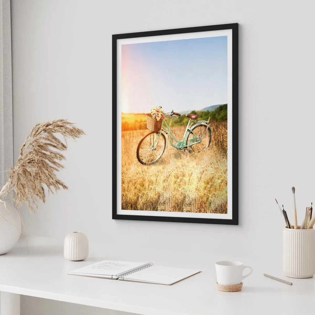Poster in einem schwarzem Rahmen - Ein Fahrrad mit einem Korb voller Blumen auf einer Wiese - 50x70cm - Ich bleibe eine Weile hier - Moderne Wanddekoration für Wohnzimmer und Schlafzimmer ARTTOR