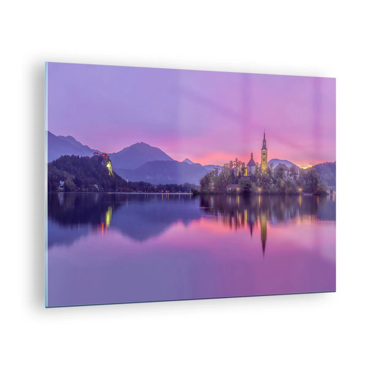 Glasbild - Bild auf glas - Eine Kirche auf einer Insel mit Bergen und einem Sonnenuntergang im Hintergrund - 70x50cm - Eine märchenhafte Insel in der Abenddämmerung - Moderne Wanddekoration für Wohnzimmer und Schlafzimmer ARTTOR