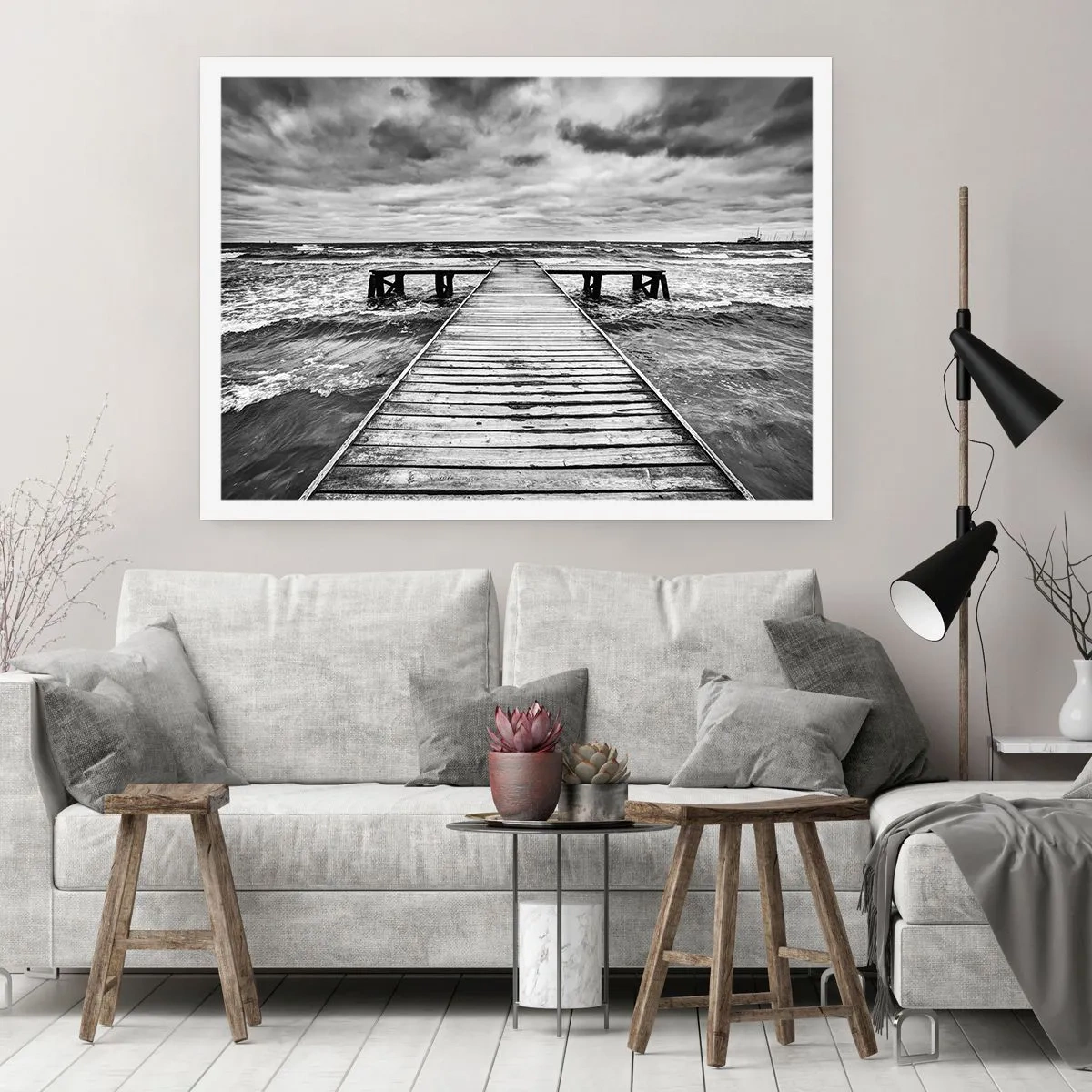 Poster - Eine Schwarz-Weiß-Ansicht eines Holzstegs über einer stürmischen See. - 100x70cm - Ich warte darauf, dass der Wind wegjagt... - Moderne Wanddekoration für Wohnzimmer und Schlafzimmer ARTTOR